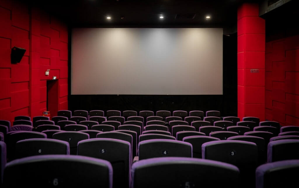 Una prospettiva pubblicitaria al cinema: in che modo le persone guardano gli annunci nei cinema?